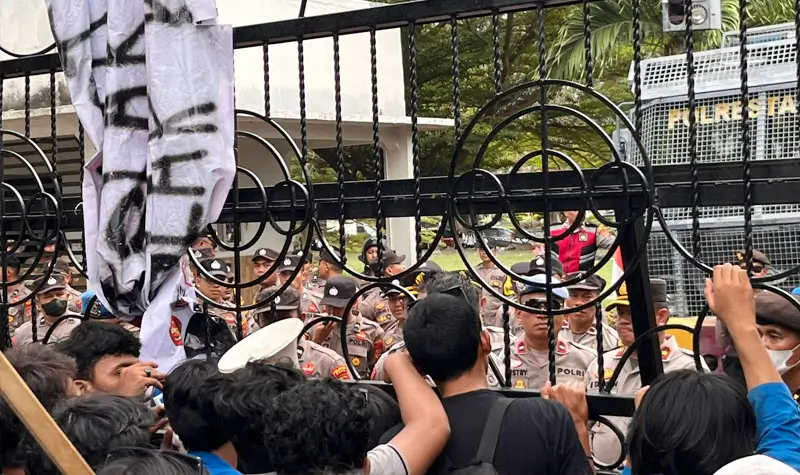 Aksi demo mahasiswa di depan Kantor DPRD Sulteng di Palu, Senin (25/8/2025). (©Gerakan Perempuan Bersatu Sulteng)