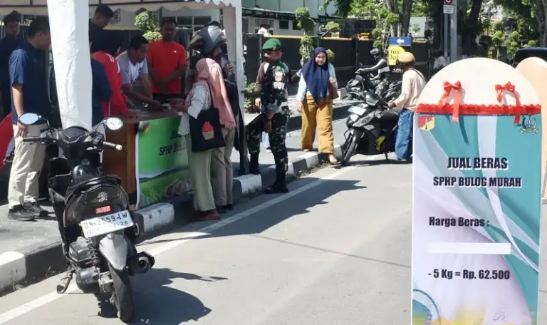 Sejumlah warga membeli beras murah SPHP di depan kantor Korem 132/Tdl, Senin (4/6/2025). (Foto: Penrem 132/Tdl)