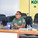 Kasrem 132/Tadulako Kolonel Inf A.T. Chrishardjoko (tengah) bersama Kabulog Sulteng Elis Nurhayati pada zoom meeting nasional, Kamis (7/8/2025). (©Penrem 132/Tdl)