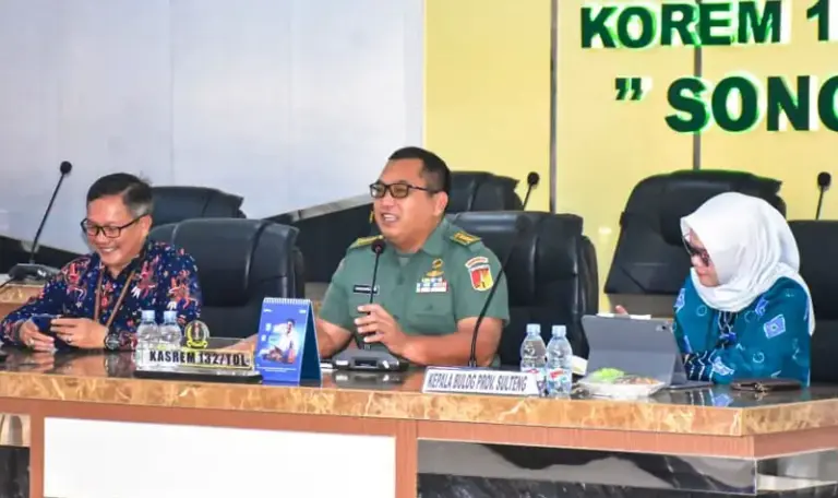 Kasrem 132/Tadulako Kolonel Inf A.T. Chrishardjoko (tengah) bersama Kabulog Sulteng Elis Nurhayati pada zoom meeting nasional, Kamis (7/8/2025). (©Penrem 132/Tdl)