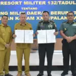 Bupati Sigi, Moh Rizal Intjenae (ketiga kiri) bersama Danrem 132/Tadulako, Brihgjen TNi Deni Gunawan (ketiga kanan) menunjukkan naskah berita acara hibah tanah untuk pembangunan kantor Kodam XXIII/Palaka Wira di makorem, Senin (4/8/2025). (©Penrem 132/Tdl)