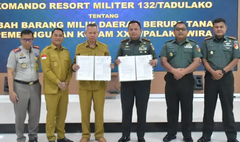 Bupati Sigi, Moh Rizal Intjenae (ketiga kiri) bersama Danrem 132/Tadulako, Brihgjen TNi Deni Gunawan (ketiga kanan) menunjukkan naskah berita acara hibah tanah untuk pembangunan kantor Kodam XXIII/Palaka Wira di makorem, Senin (4/8/2025). (©Penrem 132/Tdl)