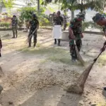 Sejumlah personel TNI bersama warga berbau membersihkan Taman Gor dalam rangka peringatan HUT ke-80 RI. (©Penram/Tdl)