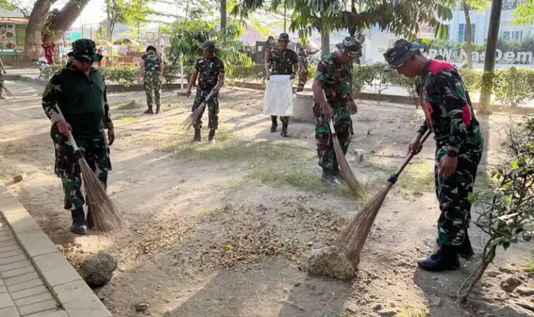 Sejumlah personel TNI bersama warga berbau membersihkan Taman Gor dalam rangka peringatan HUT ke-80 RI. (©Penram/Tdl)