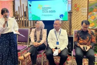 Buati Sigi Rizal Intjenae (tengah) pada Sustainable Districts Outlook (SDO) 2025 di Indonesia Convention Exhibition (ICE) BSD City, Tangerang, Kamis (28/8/2025). (©Katadata/Nur Rahmah)