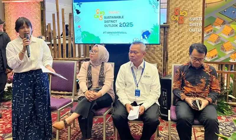 Buati Sigi Rizal Intjenae (tengah) pada Sustainable Districts Outlook (SDO) 2025 di Indonesia Convention Exhibition (ICE) BSD City, Tangerang, Kamis (28/8/2025). (©Katadata/Nur Rahmah)