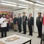Ahmad dan Sunardi membacakan naskah ikrar setia kepada Republik Indonesia di Poskotis Tokorondo, Poso, Minggu (17/8/2025). (©Satgas Madago Raya)