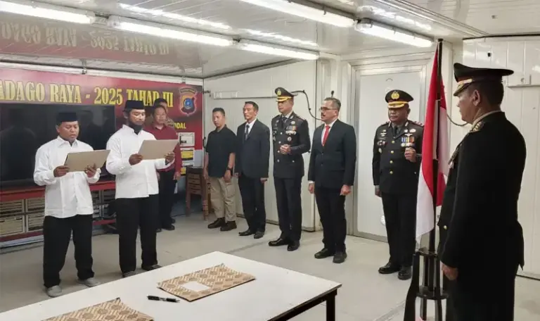 Ahmad dan Sunardi membacakan naskah ikrar setia kepada Republik Indonesia di Poskotis Tokorondo, Poso, Minggu (17/8/2025). (©Satgas Madago Raya)