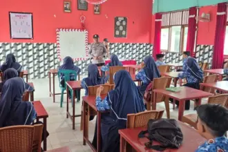Personel Satgas Madago Raya melakukan edukasi pencegahan paham radikal kepada guru dan siswa Madrasah Tsanawiyah (MTs) 3 Poso di Desa Pandajaya, Kecamatan Pamona Selatan, Rabu (27/8/2025). (©Humas Ops Madago Raya)