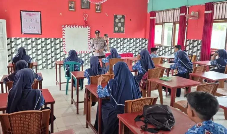 Personel Satgas Madago Raya melakukan edukasi pencegahan paham radikal kepada guru dan siswa Madrasah Tsanawiyah (MTs) 3 Poso di Desa Pandajaya, Kecamatan Pamona Selatan, Rabu (27/8/2025). (©Humas Ops Madago Raya)