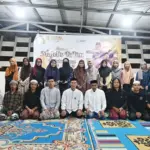 Foto bersama Majelis Taklim Datokarama usai doa bersama dan tahlilan untuk Affan Kurniawan di palu, Minggu (31/8/2025). (©bmzIMAGES/basri marzuki)
