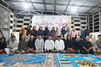 Foto bersama Majelis Taklim Datokarama usai doa bersama dan tahlilan untuk Affan Kurniawan di palu, Minggu (31/8/2025). (©bmzIMAGES/basri marzuki)
