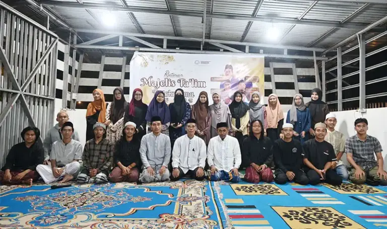 Foto bersama Majelis Taklim Datokarama usai doa bersama dan tahlilan untuk Affan Kurniawan di palu, Minggu (31/8/2025). (©bmzIMAGES/basri marzuki)
