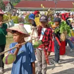 Salah satu tim peserta pada karnaval budaya menandai pembukaan Festival Mosintuvu di Tentena, Poso, Kamis (31/7/2025). (©Mosintuvu Fest)