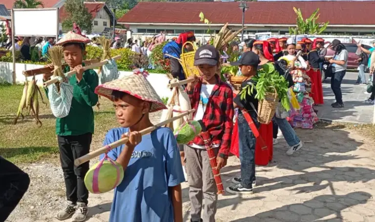 Salah satu tim peserta pada karnaval budaya menandai pembukaan Festival Mosintuvu di Tentena, Poso, Kamis (31/7/2025). (©Mosintuvu Fest)