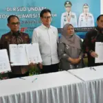 Menkes Budi Gunadi Sadikin (ketiga kiri) berama Wagub Sulteng Reny A Lamadjido (ketiga kanan) diapit sejumlah direktur rumah sakit usai penandantanagan kerjasama pengampuan operasi jantung di RS Undata Palu, Jumat (1/8/2025). (©bmzIMAGES/Basri Marzuki)