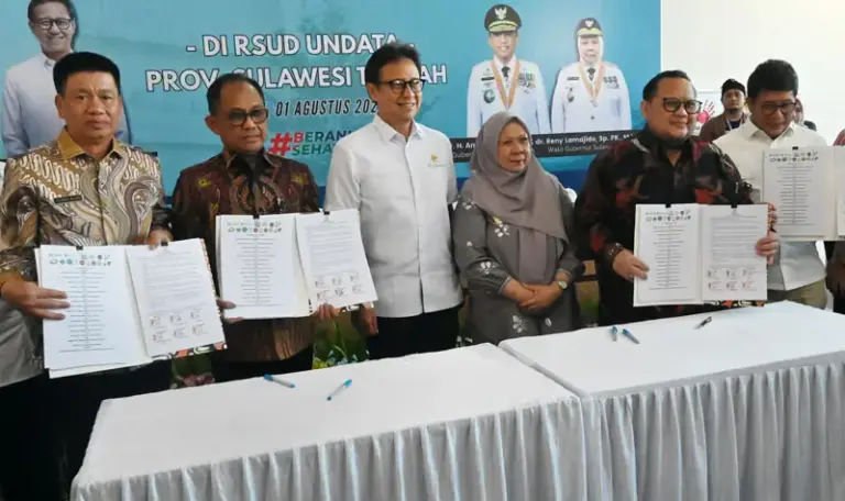 Menkes Budi Gunadi Sadikin (ketiga kiri) berama Wagub Sulteng Reny A Lamadjido (ketiga kanan) diapit sejumlah direktur rumah sakit usai penandantanagan kerjasama pengampuan operasi jantung di RS Undata Palu, Jumat (1/8/2025). (©bmzIMAGES/Basri Marzuki)