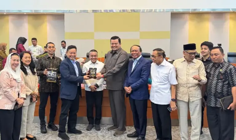 Penyerahan cenderamata saat kunjungan Pemkot dan DPRD Kota Palu ke Baanggar DPR RI Jakarta, Rabu (20/8/2025). (©Humas Pemmot Palu)