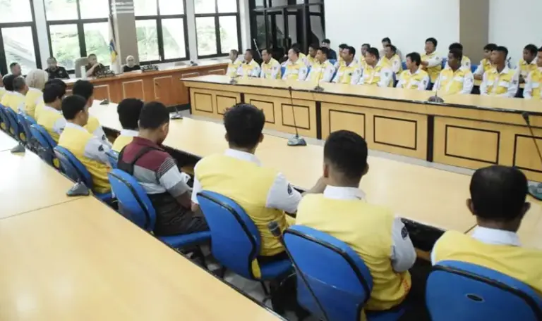 Sejumlah driver Bus TransPalu mengikuti rapat evaluasi bersama Wali Kota di Kantor Wali Kota Palu, Sabtu (16/8/2025). (©Prokopim Setda Kota Palu/Imron)