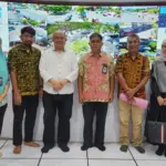 Kadis Kominfo Santik Kota Palu, M Ridwan (tengah) bersama sejumlah sataf pada kunker ke War Room milik Dinas Kominfo Kota Makassar, Kamis (28/8/2025). (©HO/Diskominfo Palu)