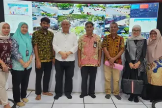 Kadis Kominfo Santik Kota Palu, M Ridwan (tengah) bersama sejumlah sataf pada kunker ke War Room milik Dinas Kominfo Kota Makassar, Kamis (28/8/2025). (©HO/Diskominfo Palu)