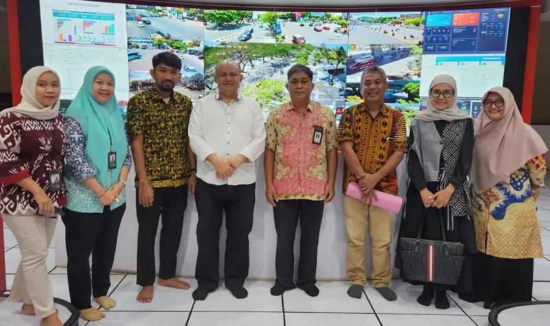 Kadis Kominfo Santik Kota Palu, M Ridwan (tengah) bersama sejumlah sataf pada kunker ke War Room milik Dinas Kominfo Kota Makassar, Kamis (28/8/2025). (©HO/Diskominfo Palu)
