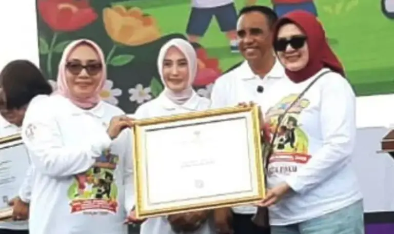 Menteri Pemberdayaan Perempuan dan Perlindungan Anak (PPPA) RI, Arifatul Choiri Fauzi menyerahkan sertifika Kota Layak Anak kepada Kepala Dinas PPPA Kota Palu, Yudhi Riyani Firman di banggai, Senin (25/08/2025). (©Diskominfosantik Palu)