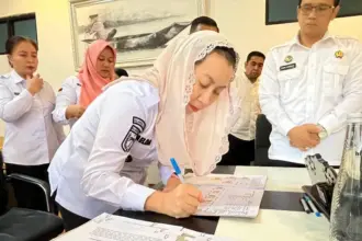 Wakil Wali Kota Palu, Imelda Liliana Muhidin meneken naskah kerjasama layanan kependududkan di palu, Rabu (27/8/2025). (©Prokopi Setda Kota Palu/Jufri)