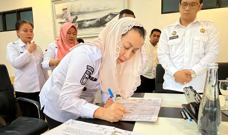 Wakil Wali Kota Palu, Imelda Liliana Muhidin meneken naskah kerjasama layanan kependududkan di palu, Rabu (27/8/2025). (©Prokopi Setda Kota Palu/Jufri)