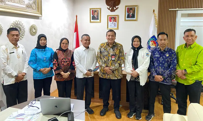Wali Kota Palu Hadianto Rasyid (keempat kiri) saat mengantar dua ASN yang magang ke Itjen Kemendagri di Jakarta, Kamis (7/8/2025). (©Prokopim Setda Kota Palu/Qadri)