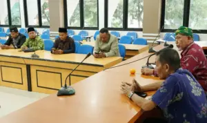 Asisten Pemerintahan dan Kesra Setda Kota Palu, Usman memimpin rapat persiapan MTQ XXVIII di Ruang Bantaya, Kantor Wali Kota Palu, Kamis (7/8/2025). (© Prokopim Setda Kota Pal;u/Yuspi)