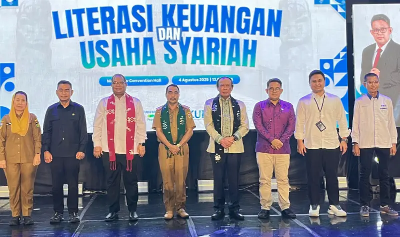 Foto bersama usai pembukaan Pengembangan Kapasitas Usaha (PKU) Akbar bagi nasabah PT. PNM di Palu, Senin (4/8/2025). (©Prokopim Setda Kota Palu/Jufri)