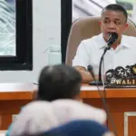 Wali Kota Hadianto memimpin rapat persiapan program Sekolah Khusus Keluarga di Ruang Rapat Bantaya, Palu, Jumat (22/8/2025). (©Prokopim Setda Kota Palu/Jufri)