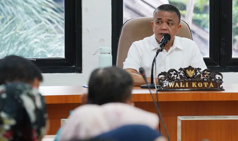 Wali Kota Hadianto memimpin rapat persiapan program Sekolah Khusus Keluarga di Ruang Rapat Bantaya, Palu, Jumat (22/8/2025). (©Prokopim Setda Kota Palu/Jufri)