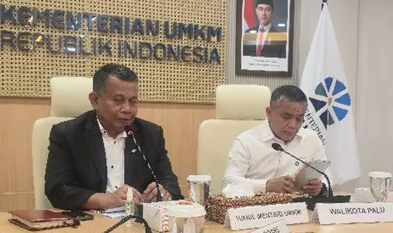 Wamen UMKM Helvi Moraza bersama Wali Kota Palu Hadianto Rasyid di Jakarta. (©KemenUMKM)