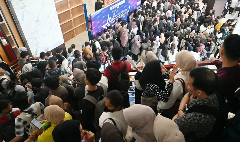 Sejumlah pencari kerja antre memasuki arena job fair di Auditorium Untad, Senin (4/8/2025). (©bmzIMAGES/basri amrzuki)