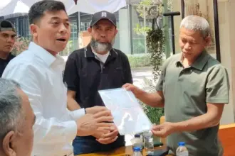 Direktur Legal PT BRMS, Muhammad Sulthon menyerahkan surat dukungan permintaan masyarakat Poboya untuk penciutan lahan tambang dan pengurusan WPR kepada perwali;am masyarakat lingkar tambang Poboya di Jakarta, Rabu (27/8/2025). (©Tim Lingkar Tambang Poboya)