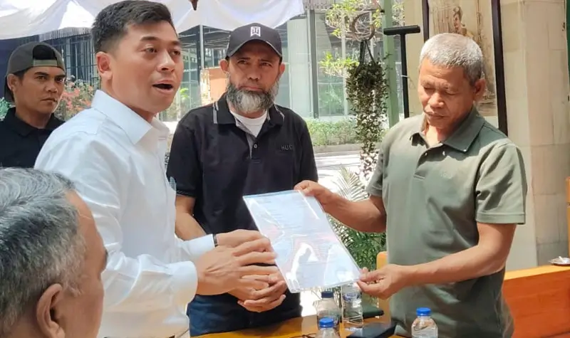 Direktur Legal PT BRMS, Muhammad Sulthon menyerahkan surat dukungan permintaan masyarakat Poboya untuk penciutan lahan tambang dan pengurusan WPR kepada perwali;am masyarakat lingkar tambang Poboya di Jakarta, Rabu (27/8/2025). (©Tim Lingkar Tambang Poboya)