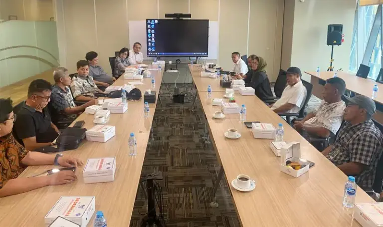 Pertemuan antara tokoh adat dan masyarakat lingkar tambang Poboya dengan PT CPM di kantor pusat di Jakarta, Selasa (26/8/2025). (© Warga Lingkar Tambang Poboya)