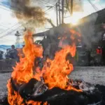 Sejumlah warga yang menamakan diri dari Forum Rakyat Lingkar Tambang meneriakkan yel-yel saat berunjuk rasa di jalan masuk lokasi tambang emas Kelurahan Poboya, Palu, Sulawesi Tengah, Selasa (12/8/2025). (©bmzIMAGES/basri marzuki)