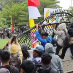 Aksi demo mahassiwa di depan kantor DPRD Sulteng, Senin (25/8/2025). (©Humas Polda Sulteng)