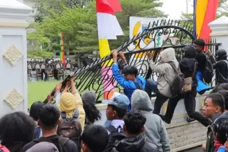 Aksi demo mahassiwa di depan kantor DPRD Sulteng, Senin (25/8/2025). (©Humas Polda Sulteng)