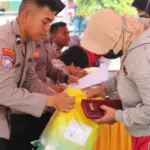 Warga membeli beras SPHP pada Gerakan Pangan Muah Podla SUlteng. (©Humas Polda Sulteng)