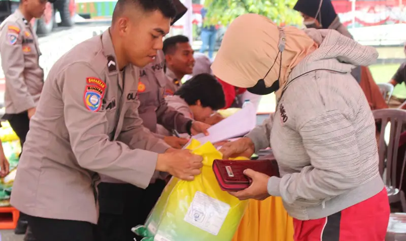 Warga membeli beras SPHP pada Gerakan Pangan Muah Podla SUlteng. (©Humas Polda Sulteng)