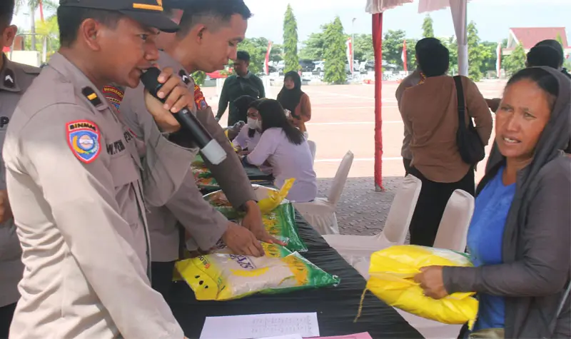 Warga membeli beras SPHP pada Gerakan Pangan Murah kerjasama Polda Sulteng dengan Bulog Sulteng di Mapolda Sulteng, Rabu (6/8/2025). (©Humas Polda Sulteng)
