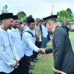 Kapolda Sulteng Irjen Pol Agus Nugroho menyalami warga usai upacara HUT ke-80 di Desa Tamanjeka, Poso, Minggu (17/8/2025). (©Humas Polda Sulteng)