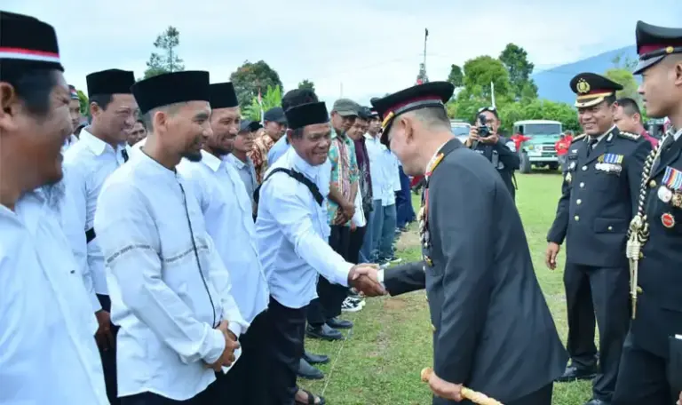 Kapolda Sulteng Irjen Pol Agus Nugroho menyalami warga usai upacara HUT ke-80 di Desa Tamanjeka, Poso, Minggu (17/8/2025). (©Humas Polda Sulteng)
