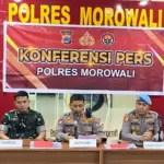 Kapolres Morowali AKBP Zulkarnain (tengah) memebrikan keterangan kepad awartawan pada konferensi pers tentang kasus pengeroyokan di Morwali, Juamt (8/8/2025). (© Humas Polres Morowali)