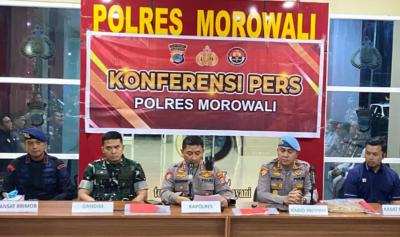 Kapolres Morowali AKBP Zulkarnain (tengah) memebrikan keterangan kepad awartawan pada konferensi pers tentang kasus pengeroyokan di Morwali, Juamt (8/8/2025). (© Humas Polres Morowali)