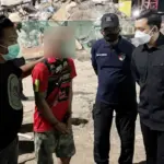 Salah seorang tersangka perusakan dan penjarahan di PT IMIP yang ditahan oleh Polres Morowali, Jumat (8/8/2025). (©Humas Polres Morowali)